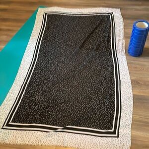 Scarve black and white thots